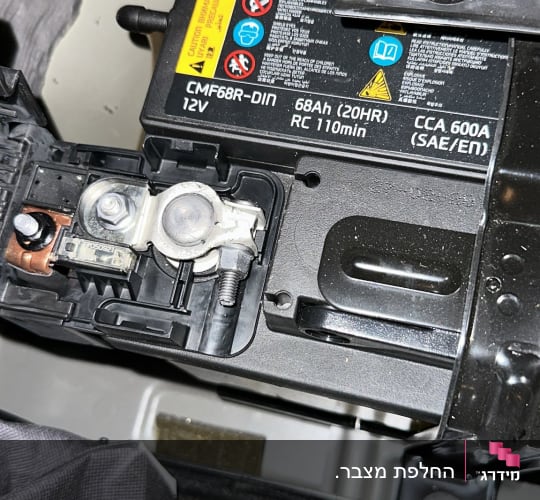 מצבר רכב עם חיבורים וכבלים